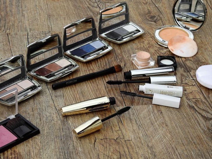 free makeup samples by mail: how to get them